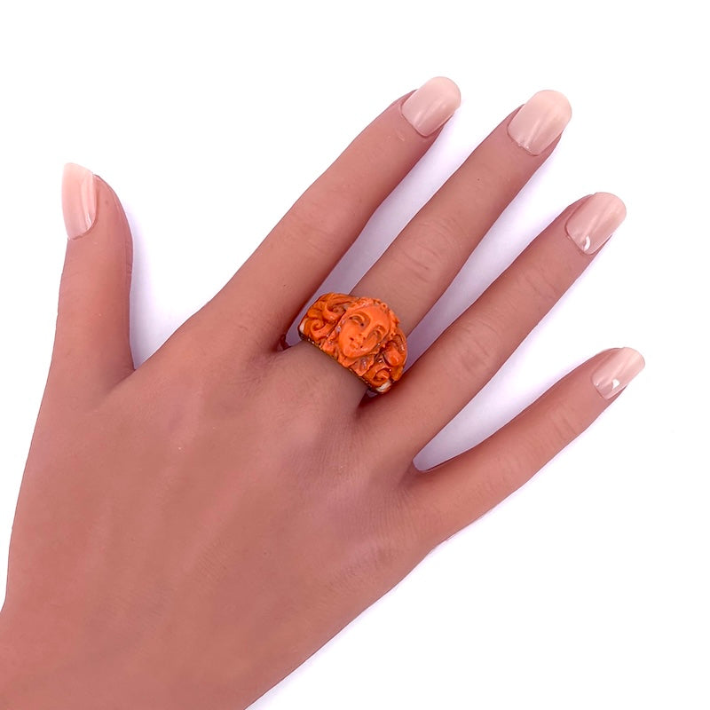 Anello antico a fascia con sculture di corallo e oro giallo; 11.04 gr