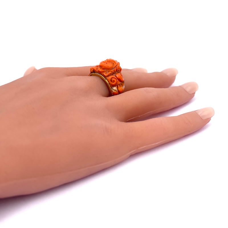 Anello antico a fascia con sculture di corallo e oro giallo; 11.04 gr