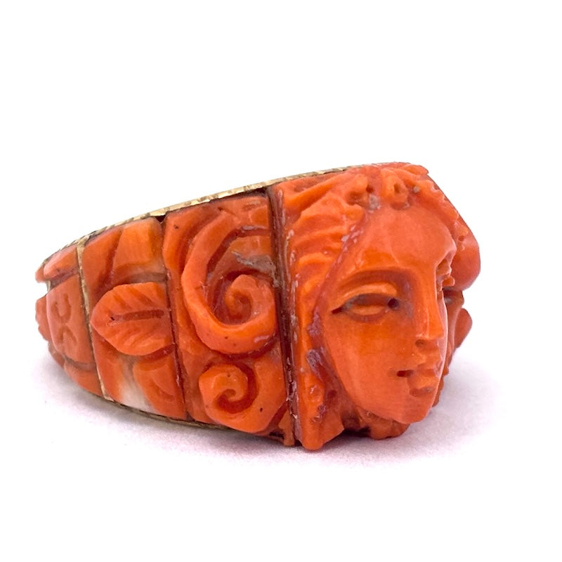 Anello antico a fascia con sculture di corallo e oro giallo; 11.04 gr