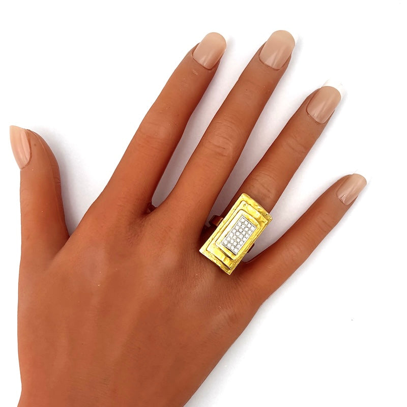 Anello artigianale rettangolo oro giallo massiccio e brillanti; 14.69 gr