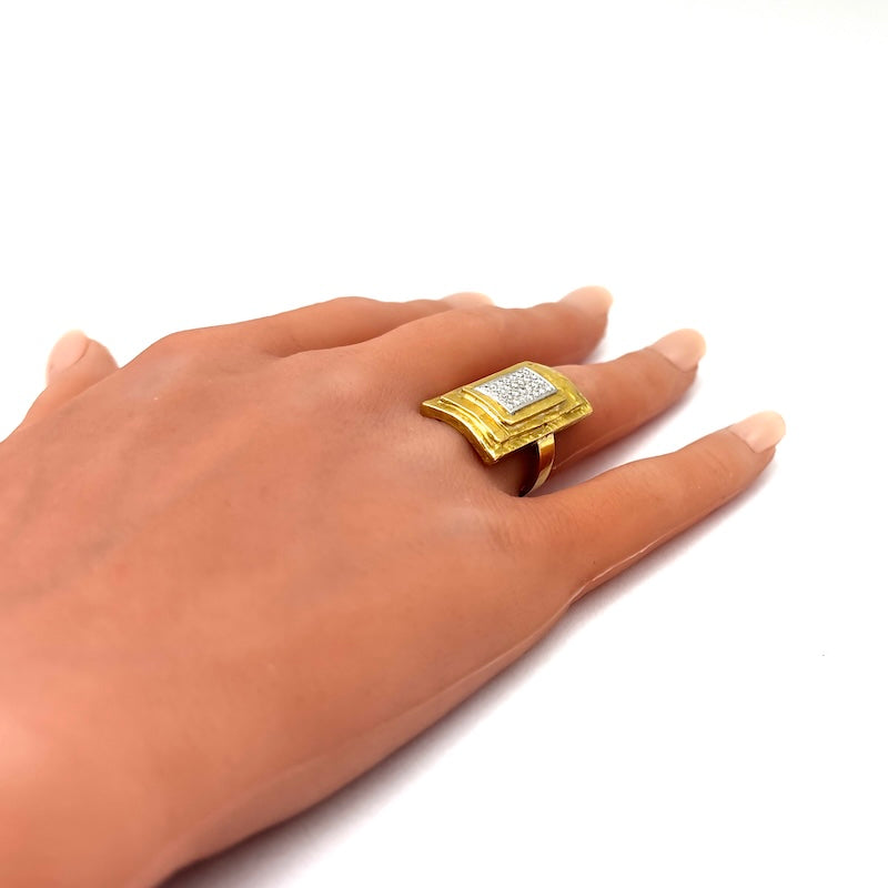 Anello artigianale rettangolo oro giallo massiccio e brillanti; 14.69 gr