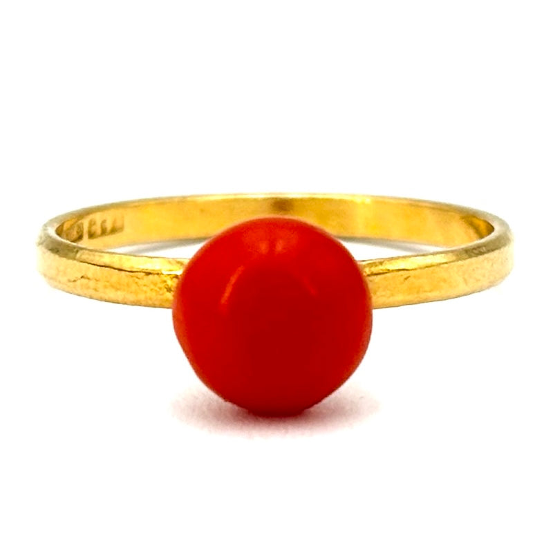 Anello bottoncino corallo e oro giallo; 1.87 gr