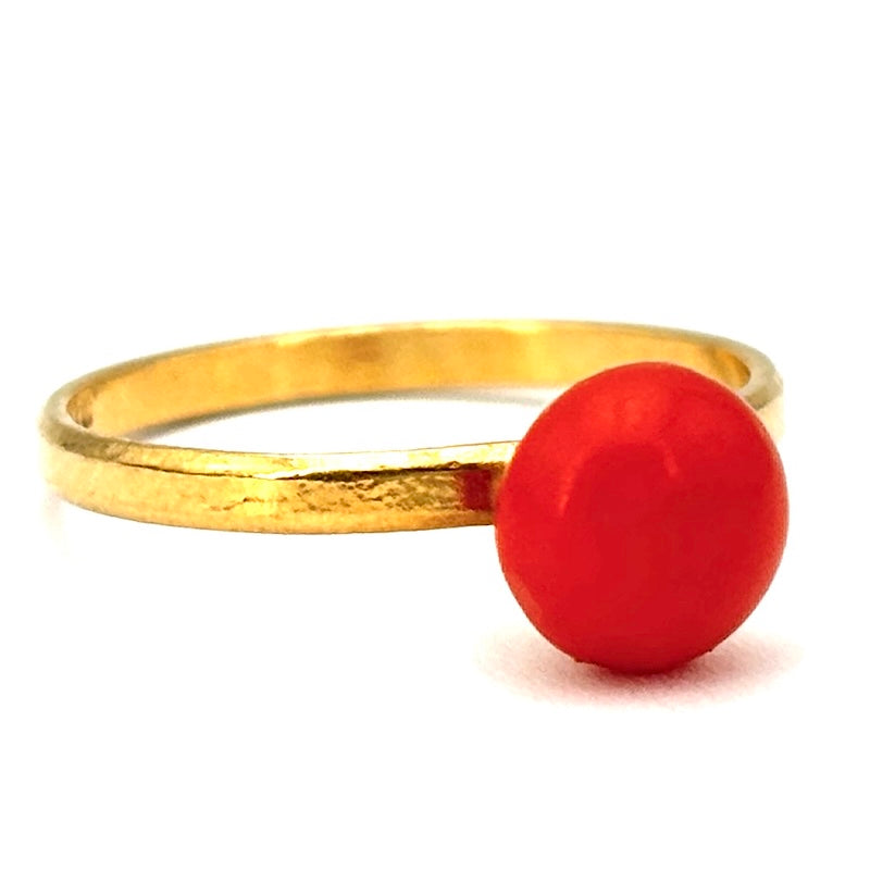 Anello bottoncino corallo e oro giallo; 1.87 gr