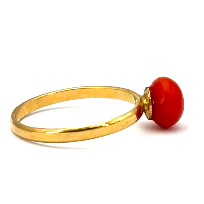 Anello bottoncino corallo e oro giallo; 1.87 gr