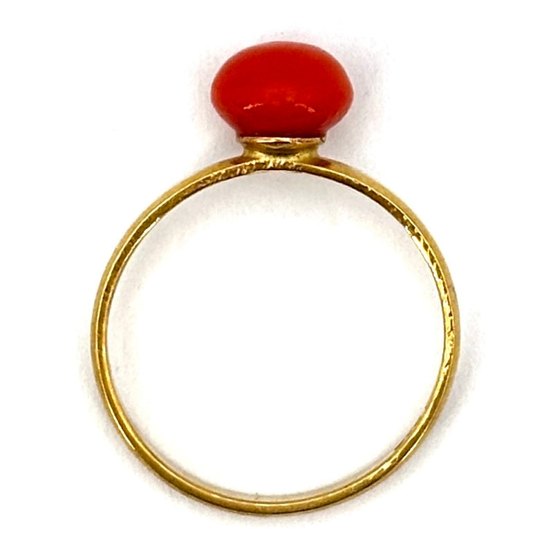 Anello bottoncino corallo e oro giallo; 1.87 gr