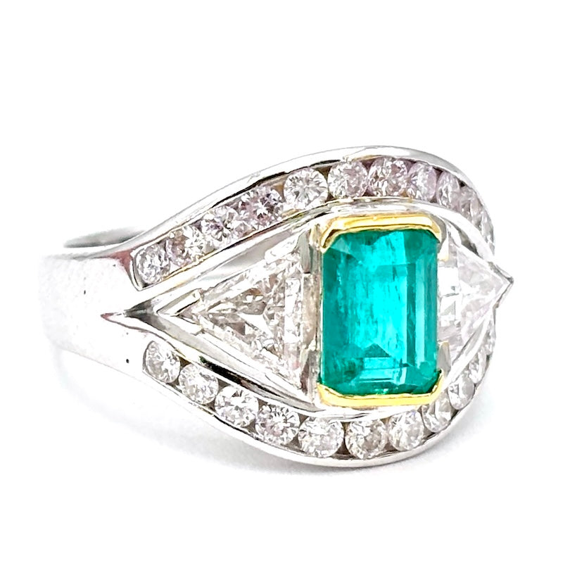 Anello capolavoro fascia smeraldo taglio smeraldo e diamanti, oro; 7.27 gr