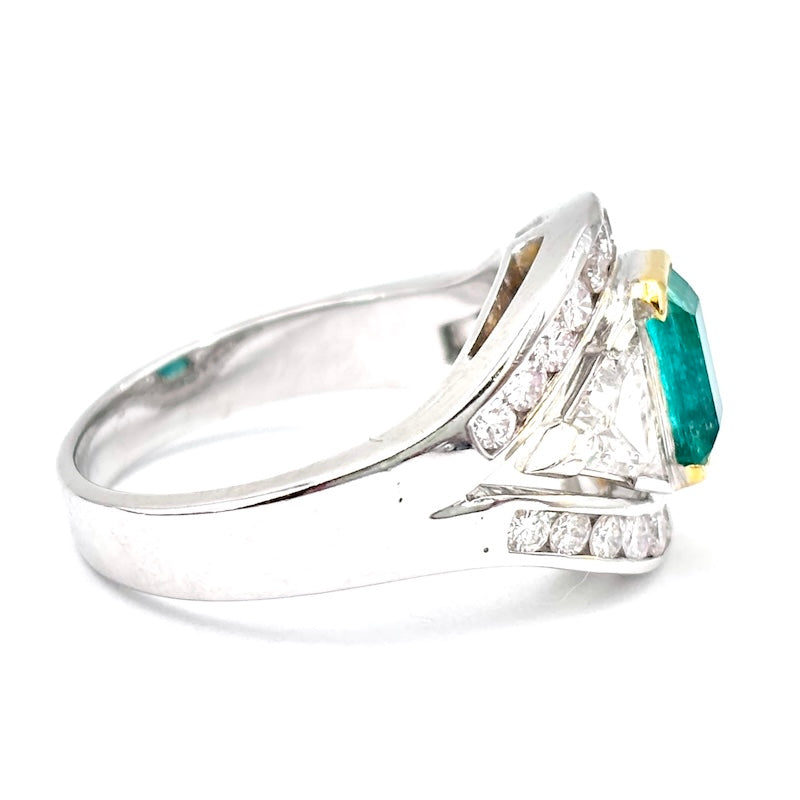 Anello capolavoro fascia smeraldo taglio smeraldo e diamanti, oro; 7.27 gr