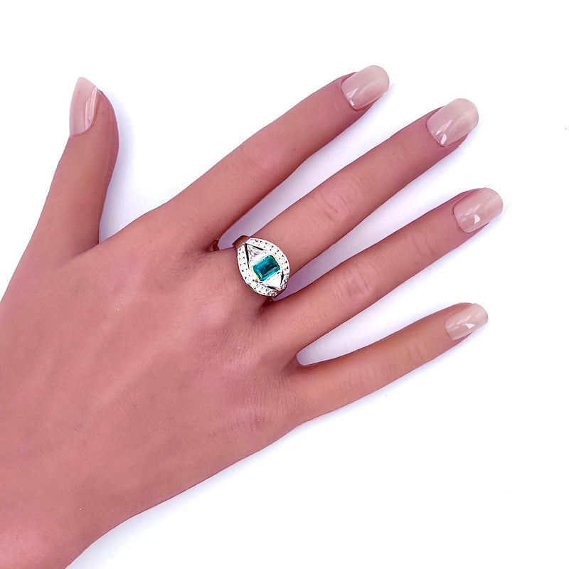 Anello capolavoro fascia smeraldo taglio smeraldo e diamanti, oro; 7.27 gr