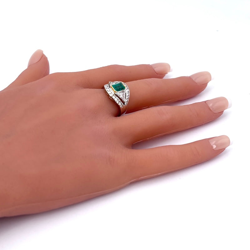 Anello capolavoro fascia smeraldo taglio smeraldo e diamanti, oro; 7.27 gr