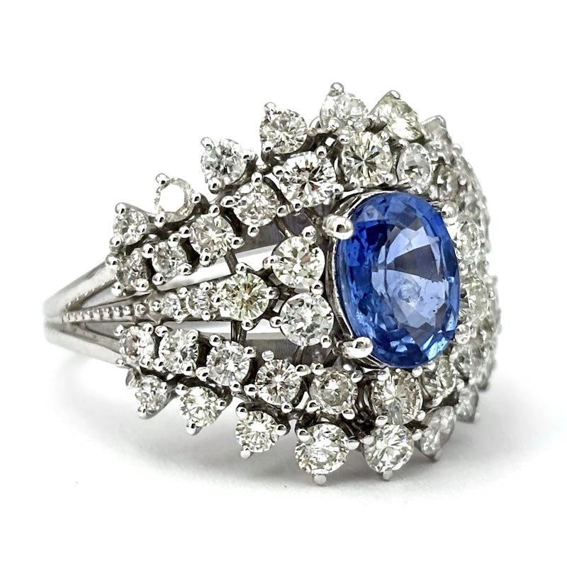 Anello capolavoro fascia zaffiro e tripudio di brillanti, oro bianco;  8.34 gr