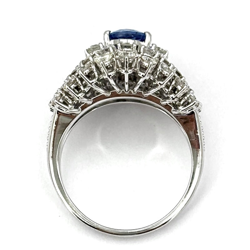 Anello capolavoro fascia zaffiro e tripudio di brillanti, oro bianco;  8.34 gr