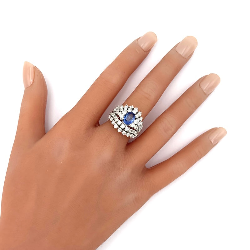 Anello capolavoro fascia zaffiro e tripudio di brillanti, oro bianco;  8.34 gr