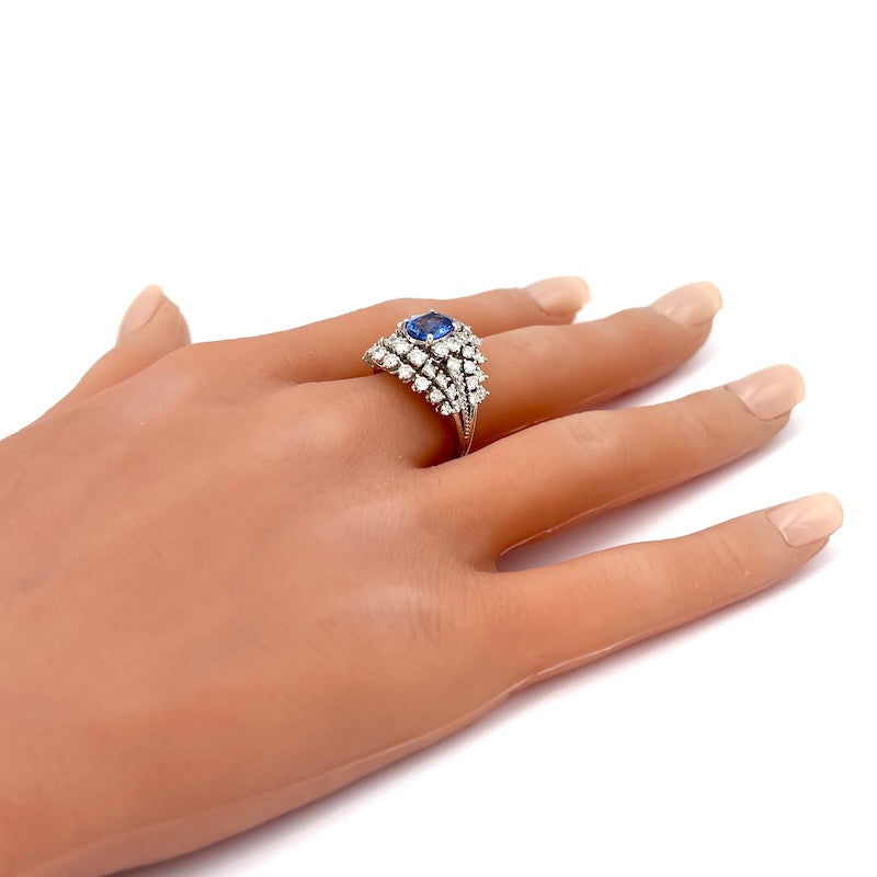 Anello capolavoro fascia zaffiro e tripudio di brillanti, oro bianco;  8.34 gr