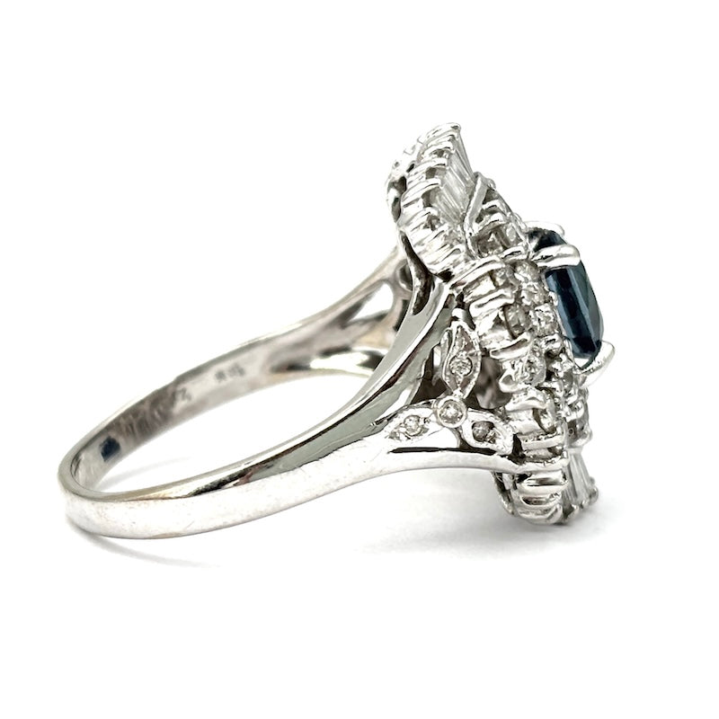 Anello capolavoro margherita zaffiro e tripudio di diamanti, oro bianco;  8.9 gr