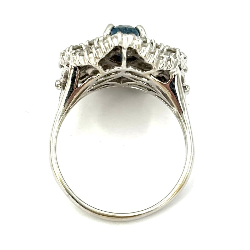 Anello capolavoro margherita zaffiro e tripudio di diamanti, oro bianco;  8.9 gr