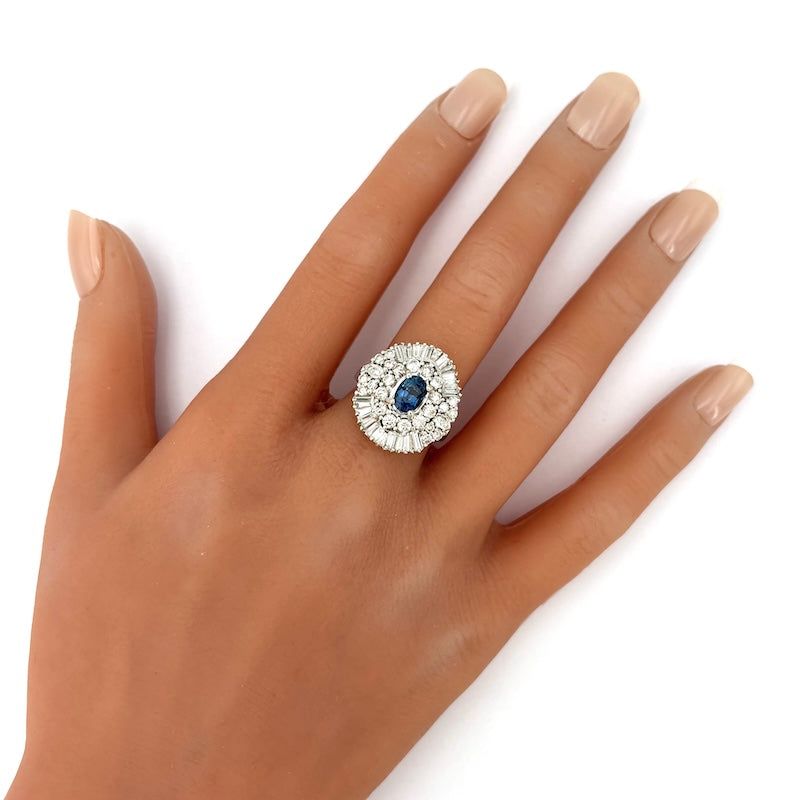 Anello capolavoro margherita zaffiro e tripudio di diamanti, oro bianco;  8.9 gr