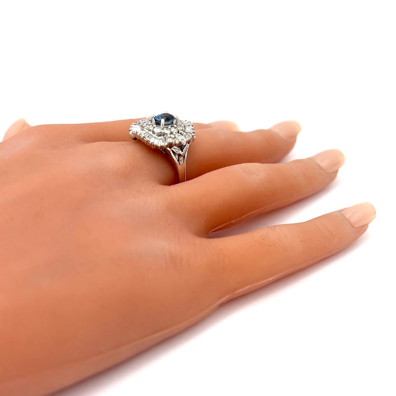 Anello capolavoro margherita zaffiro e tripudio di diamanti, oro bianco;  8.9 gr