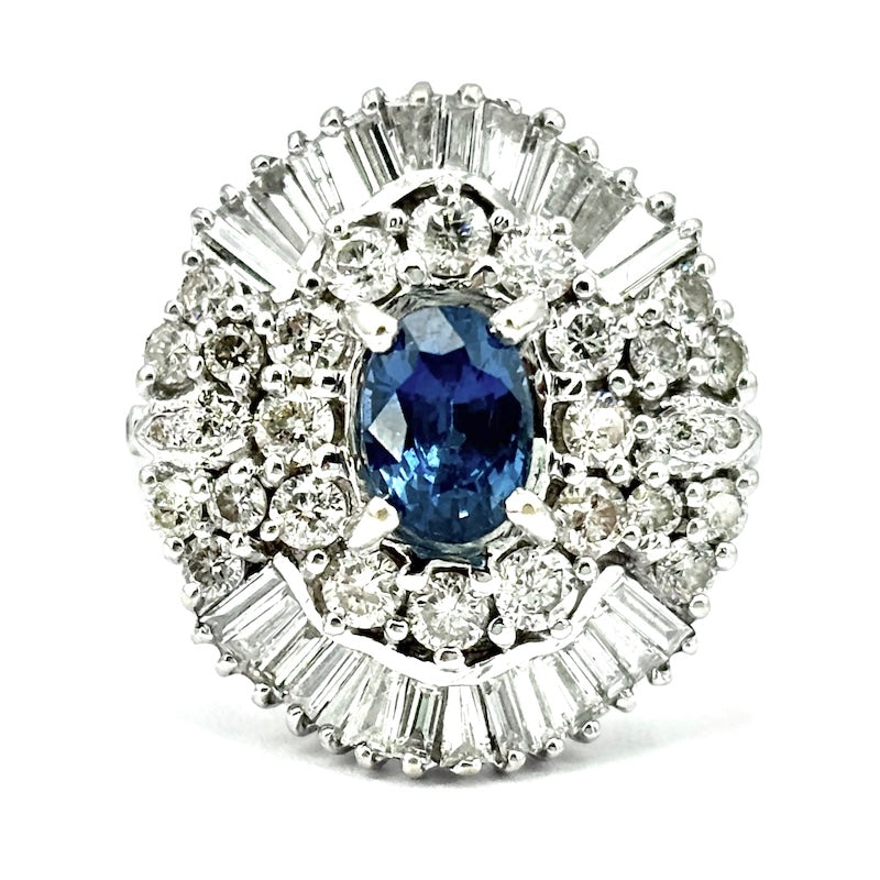 Anello capolavoro margherita zaffiro e tripudio di diamanti, oro bianco;  8.9 gr