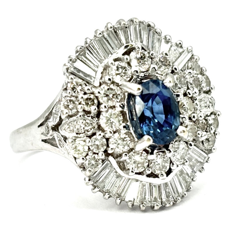 Anello capolavoro margherita zaffiro e tripudio di diamanti, oro bianco;  8.9 gr