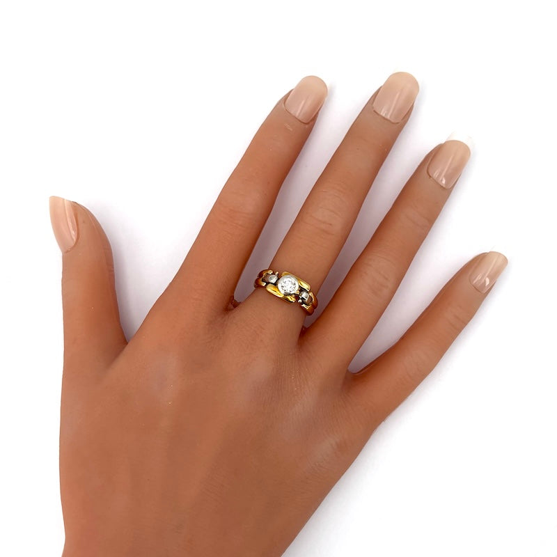 Anello catena design oro bicolore con brillante solitario; 4.79 gr