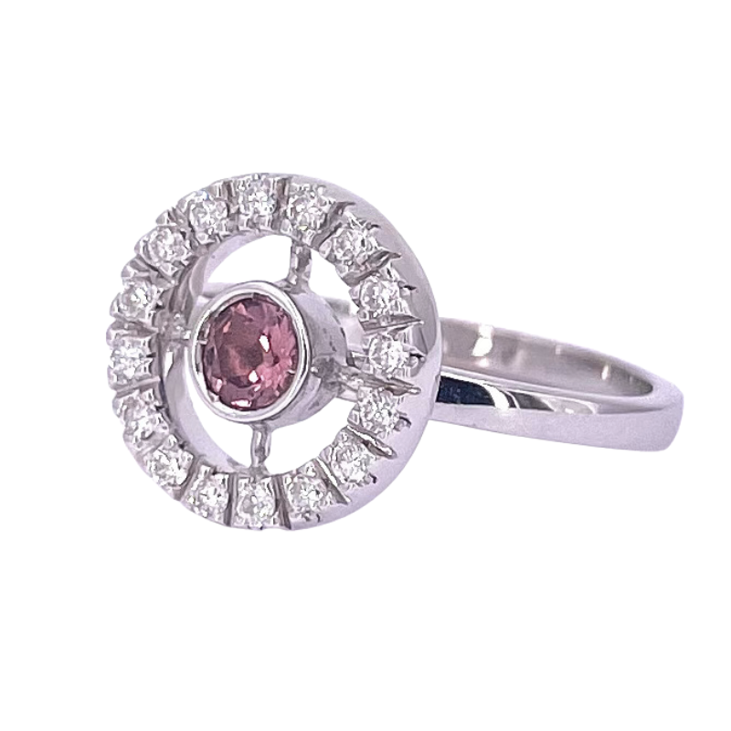 Anello cerchio brillanti e tormalina rosa, in oro bianco; 4 gr