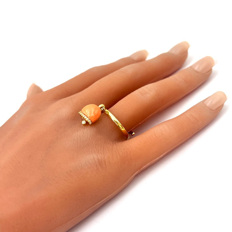 Anello charm campanella design, corallo rosa e argento; 2.9 gr