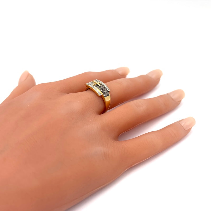 Anello cintura, brillanti bianchi e brown, oro giallo;  4.05 gr
