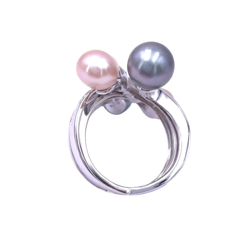 Anello contrariè perle giapponesi bianche e grey, brillanti e oro; 15.88 gr