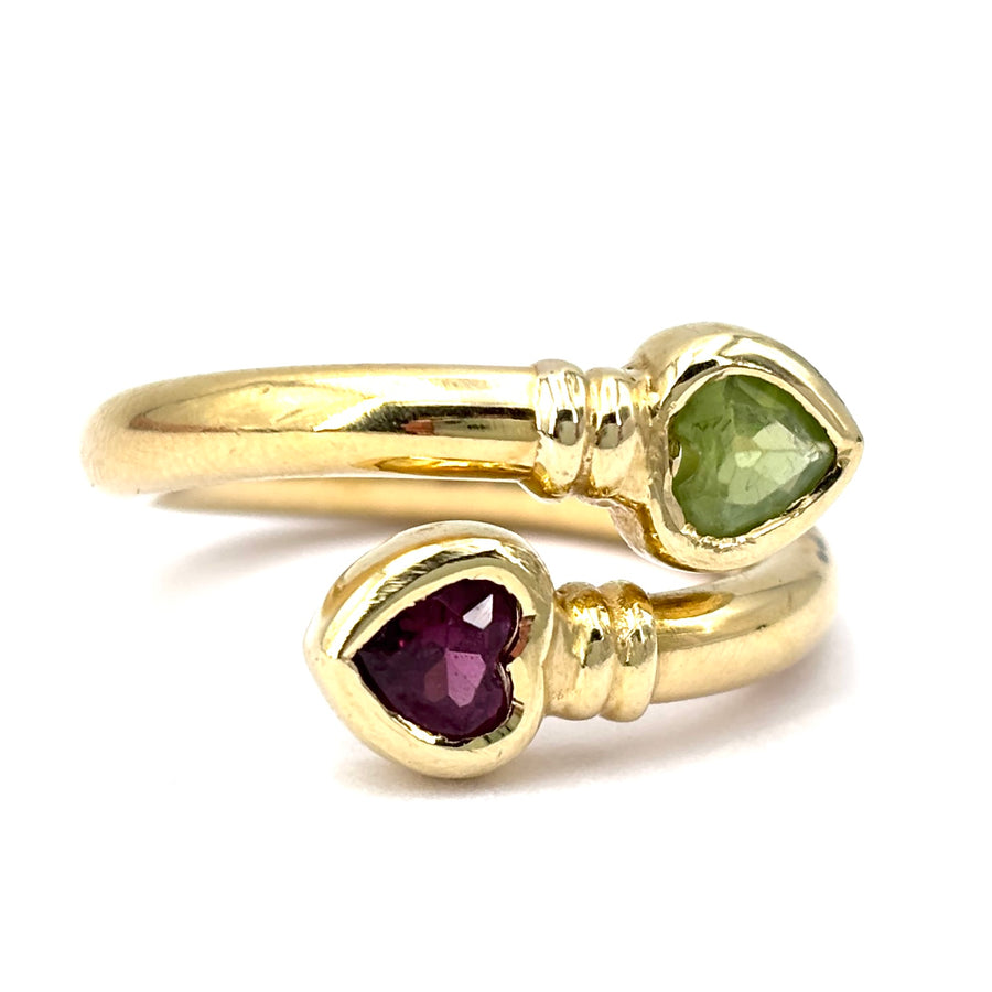 Anello contrariè cuori peridoto e granato, oro giallo; 6.47 gr