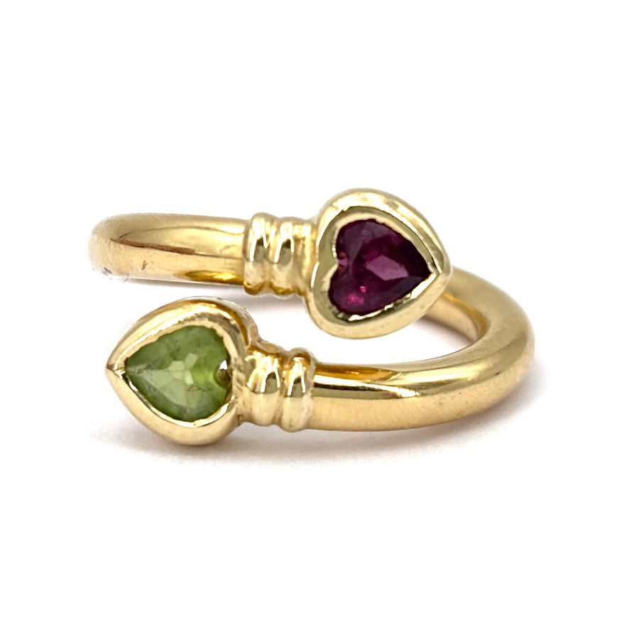 Anello contrariè cuori peridoto e granato, oro giallo; 6.47 gr