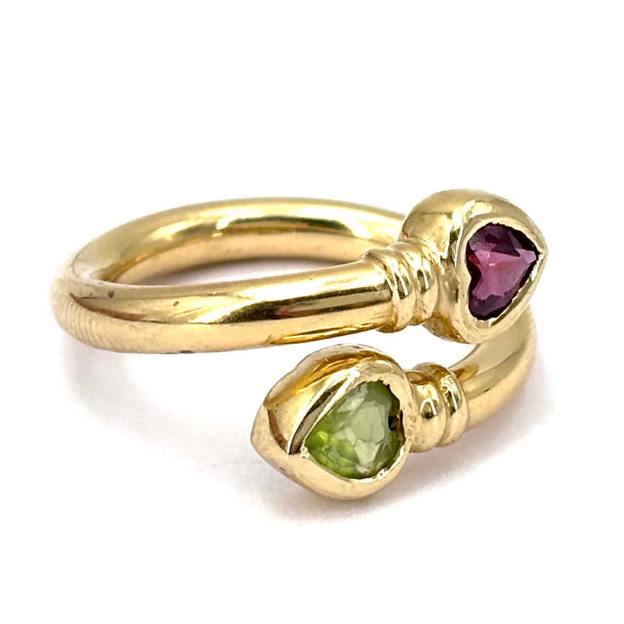 Anello contrariè cuori peridoto e granato, oro giallo; 6.47 gr