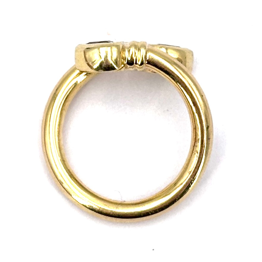 Anello contrariè cuori peridoto e granato, oro giallo; 6.47 gr