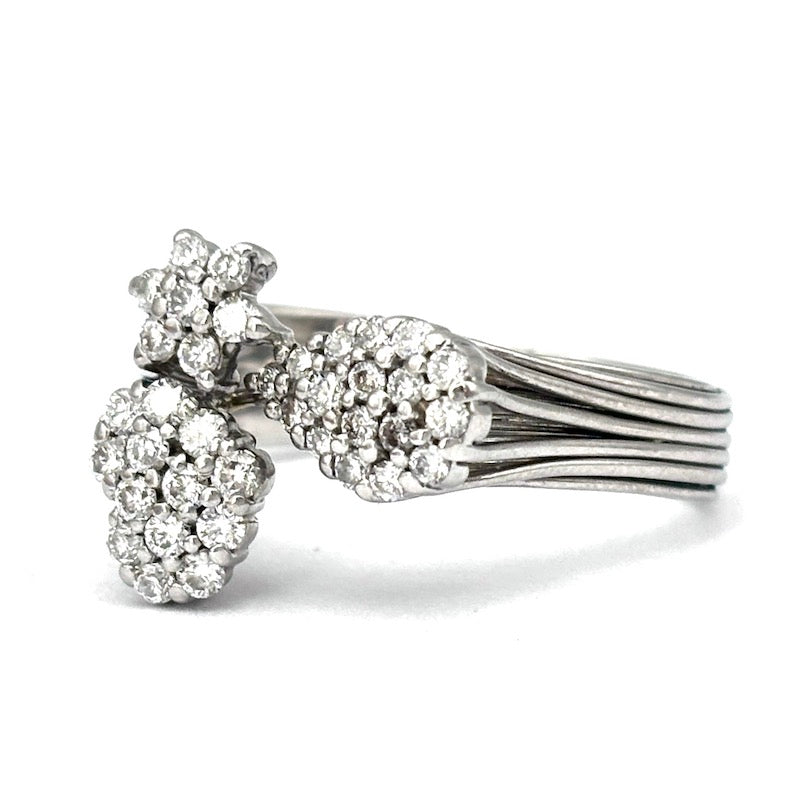 Anello contrariè fiore, cuore e goccia di brillanti, in oro bianco - 0.70-0.80 ct; 5.8 gr
