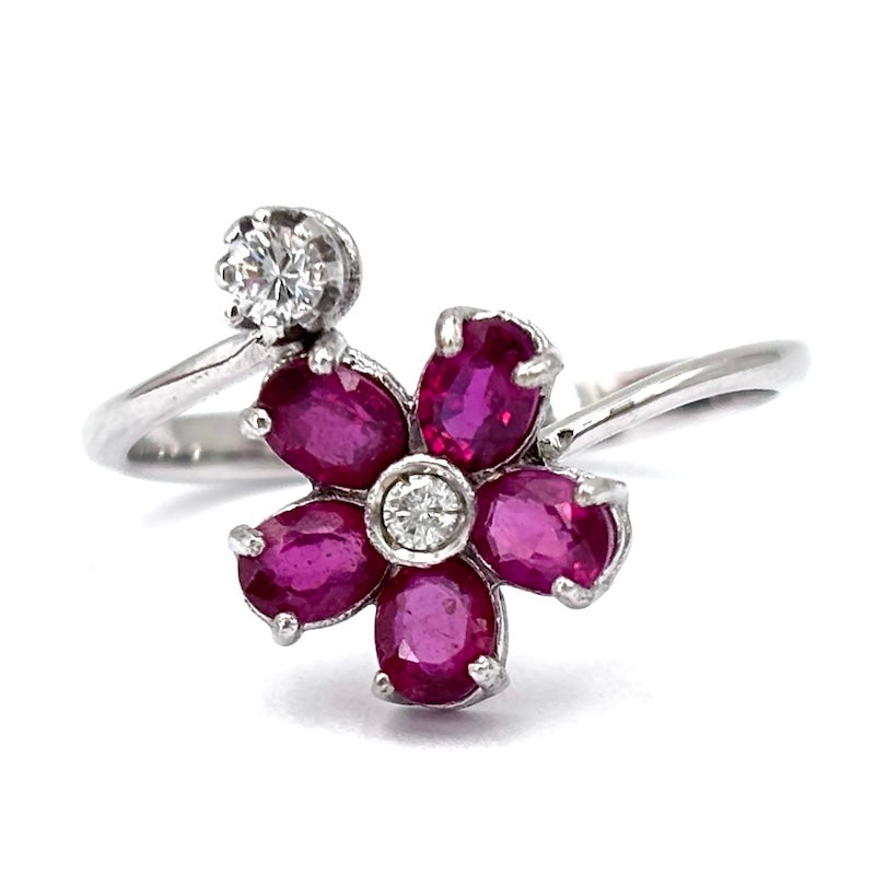 Anello contrariè fiore rubini, brillanti e oro; 2.72 gr