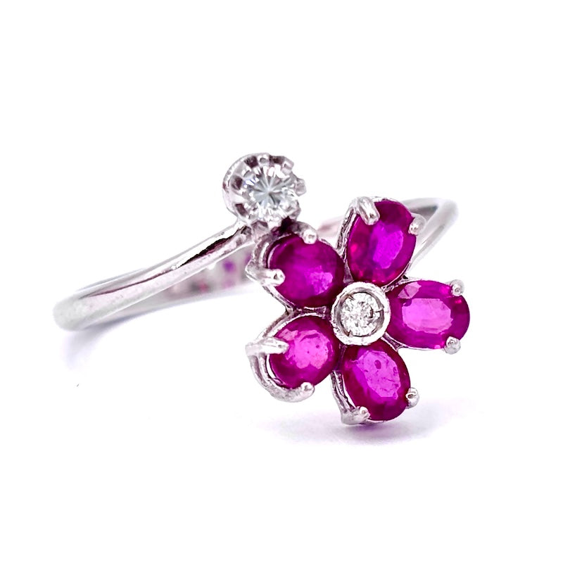 Anello contrariè fiore rubini, brillanti e oro; 2.72 gr