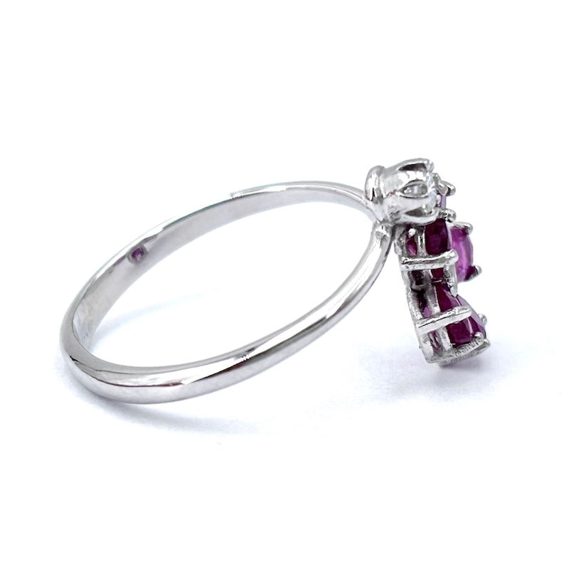 Anello contrariè fiore rubini, brillanti e oro; 2.72 gr