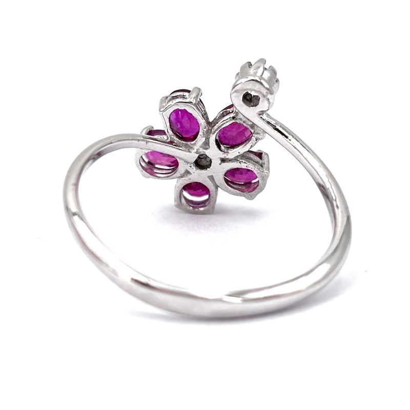 Anello contrariè fiore rubini, brillanti e oro; 2.72 gr