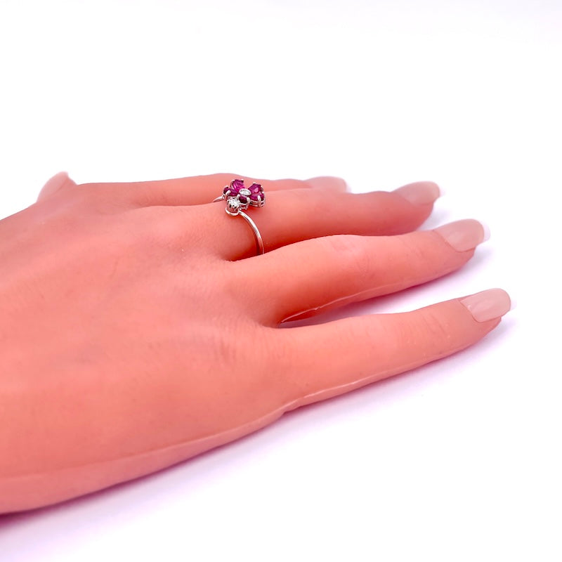 Anello contrariè fiore rubini, brillanti e oro; 2.72 gr