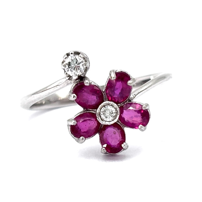 Anello contrariè fiore rubini, brillanti e oro; 2.72 gr