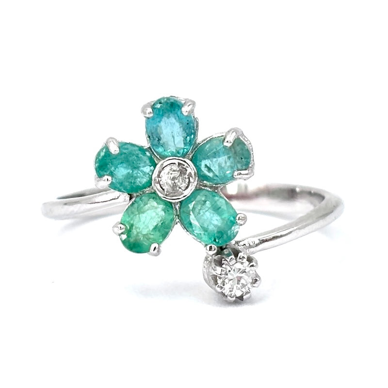 Anello contrariè fiore smeraldi, brillanti e oro; 2.72 gr