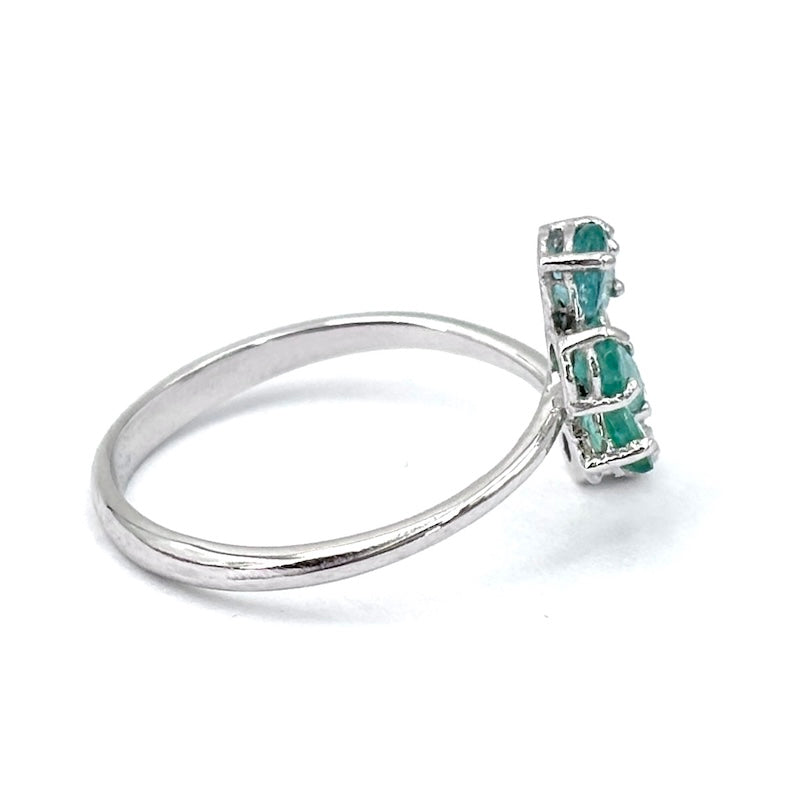 Anello contrariè fiore smeraldi, brillanti e oro; 2.72 gr