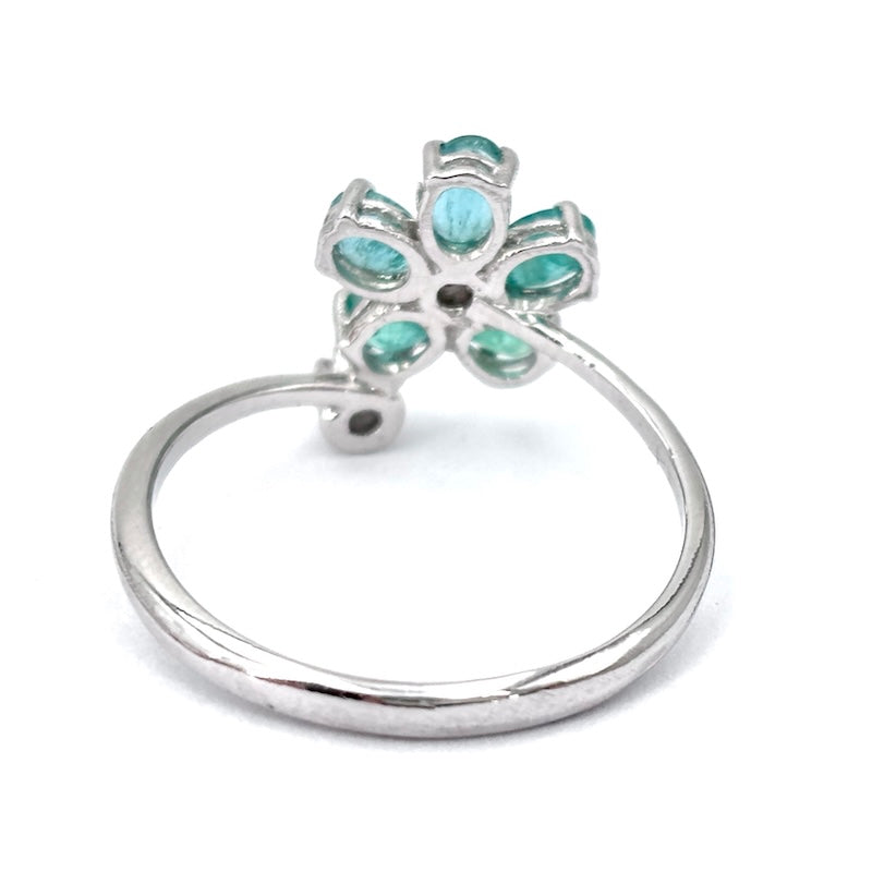 Anello contrariè fiore smeraldi, brillanti e oro; 2.72 gr