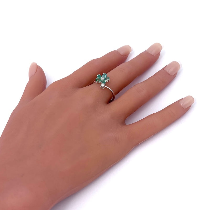 Anello contrariè fiore smeraldi, brillanti e oro; 2.72 gr