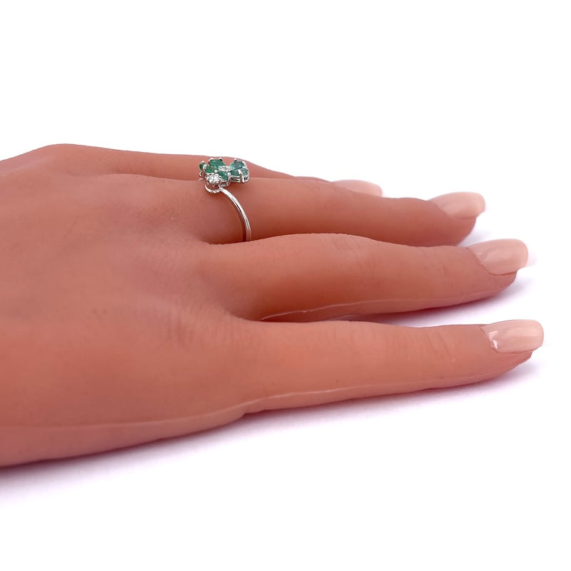 Anello contrariè fiore smeraldi, brillanti e oro; 2.72 gr