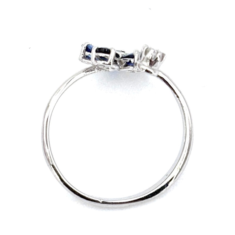 Anello contrariè fiore zaffiri, brillanti e oro; 2.63 gr