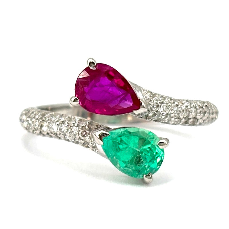 Anello contrariè gocce smeraldo e rubino, brillanti e oro bianco; 3.6 gr