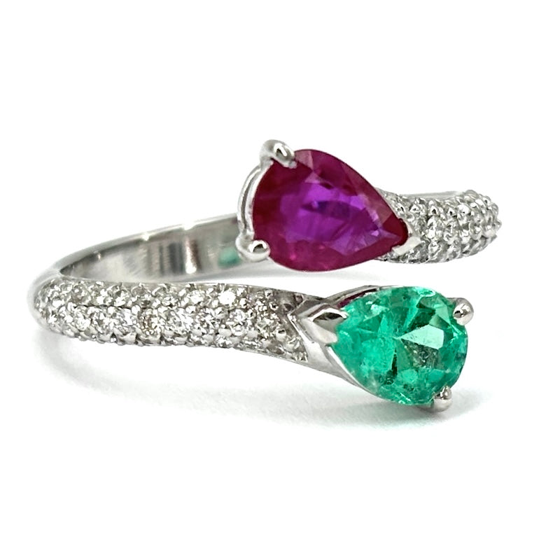 Anello contrariè gocce smeraldo e rubino, brillanti e oro bianco; 3.6 gr