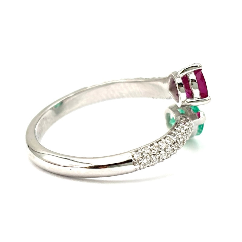Anello contrariè gocce smeraldo e rubino, brillanti e oro bianco; 3.6 gr