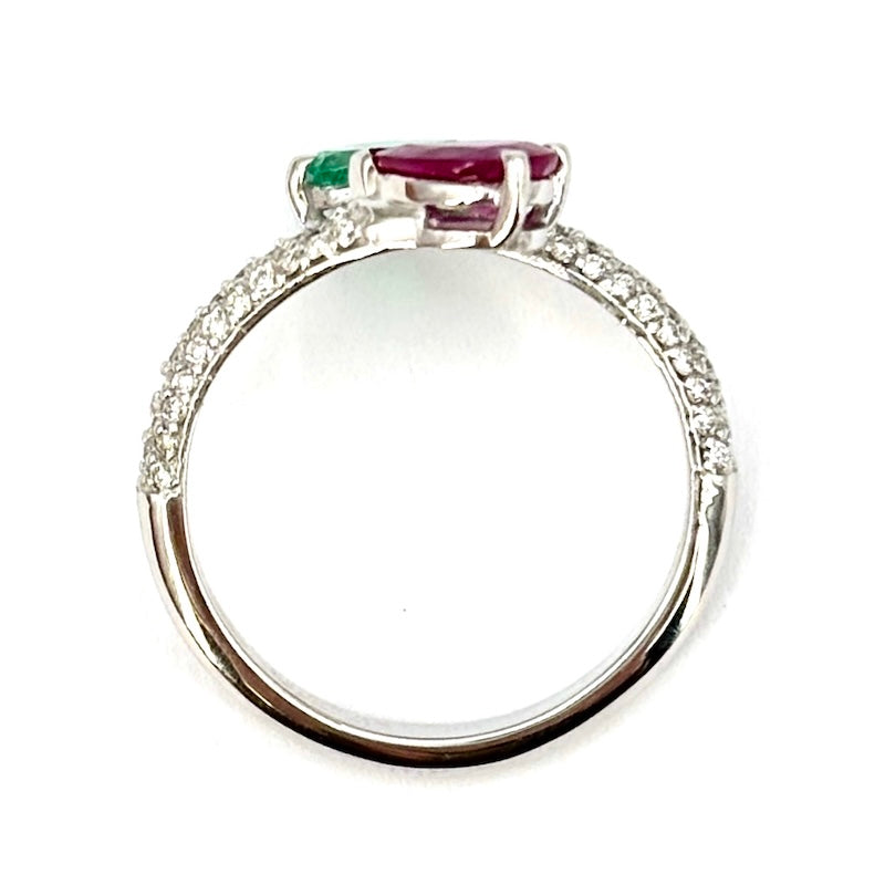 Anello contrariè gocce smeraldo e rubino, brillanti e oro bianco; 3.6 gr