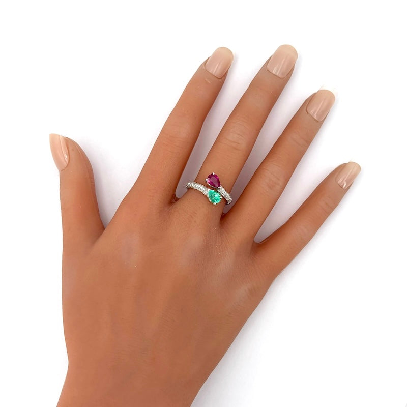 Anello contrariè gocce smeraldo e rubino, brillanti e oro bianco; 3.6 gr